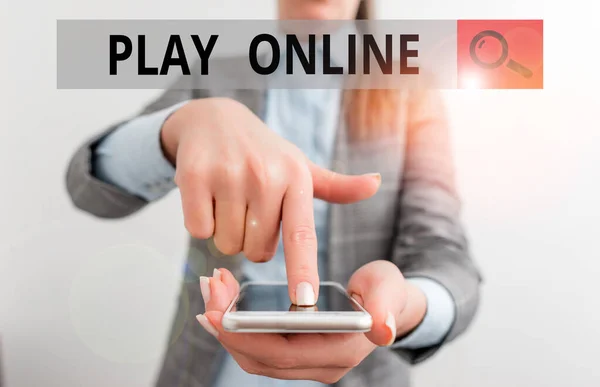 온라인에서 놀이를 보여 주는 글쓰기. 사업 사진을 보여 주는 비디오 게임을 컴퓨터 네트워크 상의 비즈니스 여성 이 터치 스크린에 손가락으로 가리키는 모습. — 스톡 사진