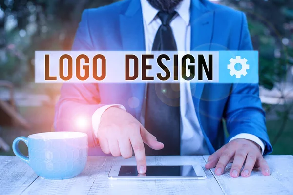 Texto de escritura de palabras Logo Design. Concepto de negocio para una representación gráfica o símbolo del nombre de la empresa o marca comercial Empresario con el dedo en la punta delante de él . — Foto de Stock