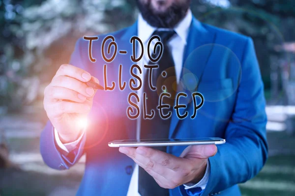 Notiz schreiben, die anzeigt, wie man schläft. Business-Foto zeigt Dinge zu tun Priorität Objekt ist es, einen Rest Geschäftsmann in der blauen Suite steht mit Handy in der Hand zu nehmen. — Stockfoto
