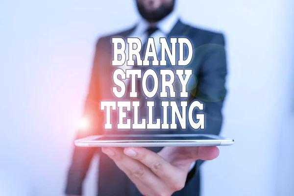 Tekst schrijven Brand Story Telling. Business concept voor ademhalen Leven in een merk een boeiende inhoud Mannelijke menselijke slijtage formele werkpak houden slimme hi-tech smartphone gebruik maken van een hand. — Stockfoto