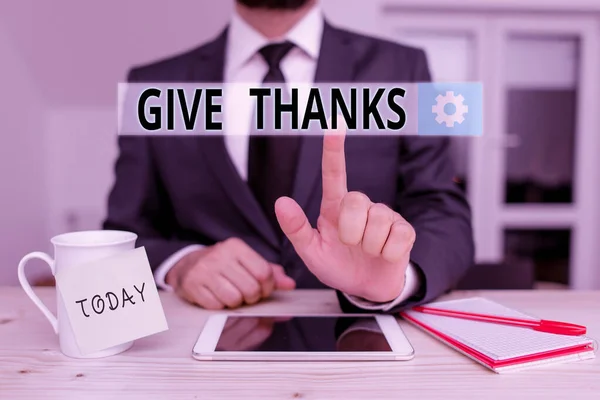 Üzenetjel mutatja, hogy "Adj hálát". Fogalmi fotó kifejezett hála vagy megbecsülés elismerése a kedvesség Férfi emberi viselet formális ruhák jelen bemutató használata hi tech okostelefon. — Stock Fotó