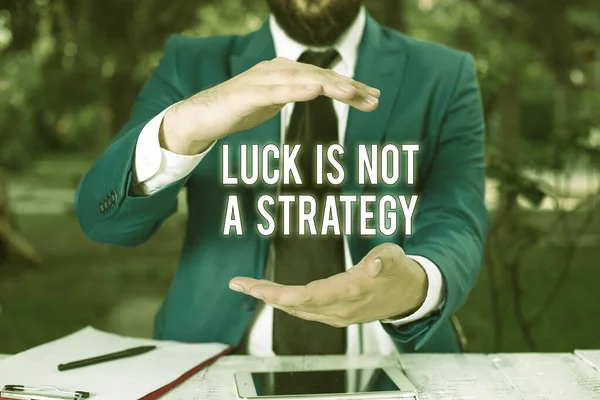 Fogalmi kézírás mutatja szerencse nem stratégia. Üzleti fotó bemutatása, hogy nem szerencsés, ha szándékosan tervezik Man előtt asztal. Mobiltelefon és jegyzetek az asztalon. — Stock Fotó