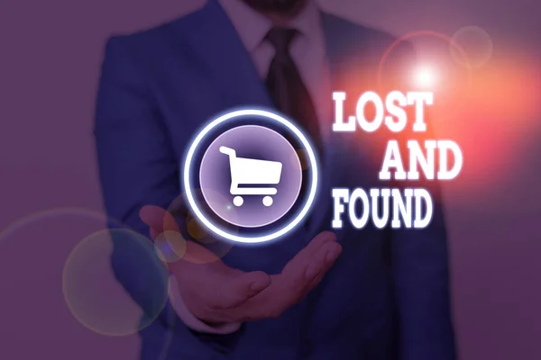 Scrittura concettuale a mano che mostra Lost And Found. Foto d'affari testo Luogo dove si possono trovare cose dimenticate Servizio di ricerca . — Foto Stock