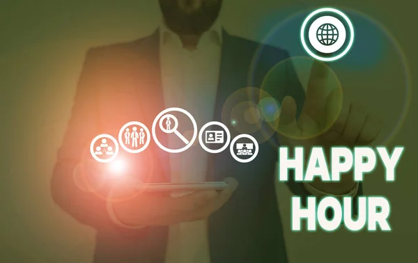 Happy Hour 'ı gösteren bir not yazıyorum. Bir barda ya da restoranda içkiler indirimli fiyattan satıldığında iş fotoğraflarının sergilenmesi. — Stok fotoğraf