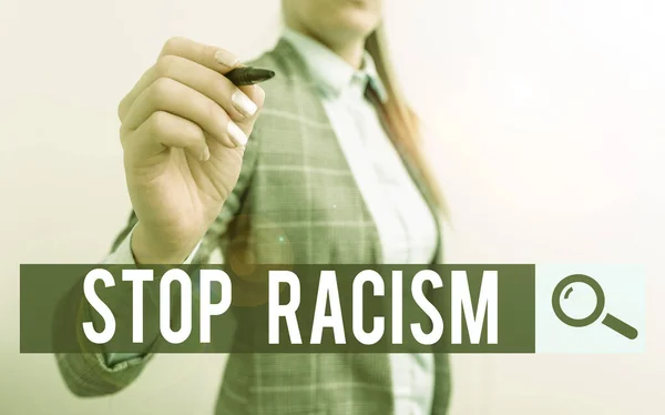 Написання тексту Stop Racism. Концепція означає кінець антагонізму спрямованого проти когось іншої раси Бізнес жінка вказує у порожньому просторі ручкою. — стокове фото