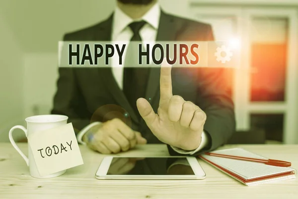 Znak tekstowy pokazujący Happy Hours. Koncepcyjne zdjęcie, gdy napoje są sprzedawane po obniżonych cenach w barze lub restauracji Mężczyzna człowiek nosić formalne ubrania obecny prezentacji używać hi tech smartphone. — Zdjęcie stockowe