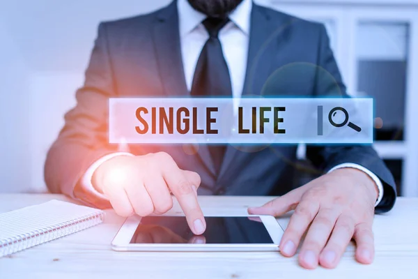 Fogalmi kézírás a Single Life-ról. Üzleti fotó szöveg nem esküdött, hogy valaki vagy valami más Házas bemutató Férfi emberi viselet hivatalos ruhák jelen használata hitech okostelefon. — Stock Fotó