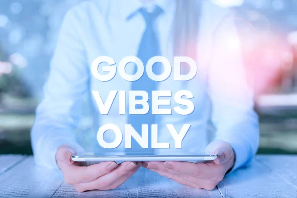 Kézírás szöveg írás Good Vibes Only. Koncepció jelentése Csak pozitív érzelmek Nincsenek negatív energiák Női üzletember ül az asztalnál, és tartja a mobiltelefon. — Stock Fotó