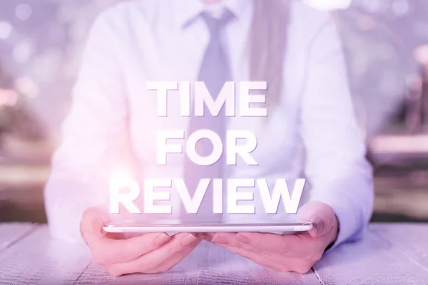 Handskrift text skriva tid för översyn. Begreppet mening Utvärdering Feedback Moment Perforanalysisce Rate Utvärdera kvinnlig affärsperson sitter vid bordet och håller mobiltelefon. — Stockfoto