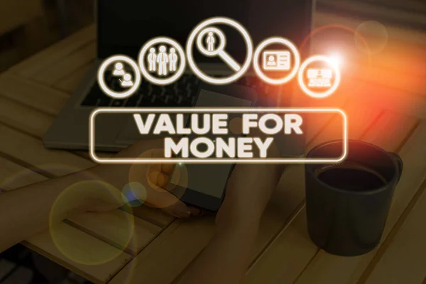 Konceptuella hand skriva visar värdet för pengar. Företag foto text hänvisning till något är väl värt de pengar som spenderas på det. — Stockfoto