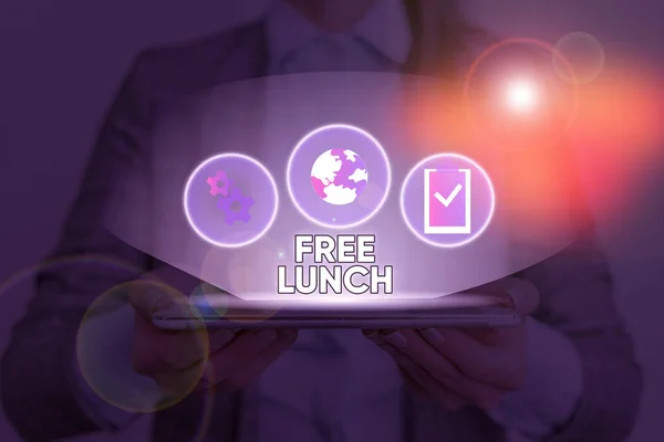 Текстовый знак с бесплатным обедом. Концептуальная фотография то, что вы получаете бесплатно, что вы обычно должны работать или платить за . — стоковое фото