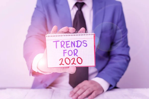 Konzeptionelle Handschrift, die Trends für 2020 zeigt. Business-Foto-Text-Liste der Dinge, die in diesem Jahr sehr schnell populär wurden Mann hält leeres Papier mit Kopierraum vor sich Raum. — Stockfoto