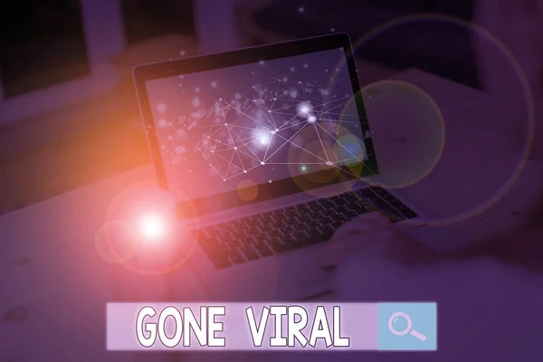 Signo de texto que muestra Gone Viral. Enlace conceptual de la foto que se propaga rápidamente a través de una población compartiendo . — Foto de Stock