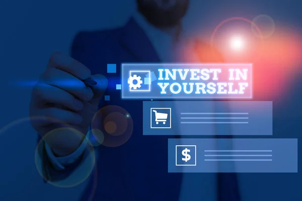 Концептуальный почерк, показывающий Invest In Yourself. Улучшайте свои навыки на курсах Магистерская стипендия . — стоковое фото