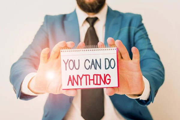 Scrivere parole di testo si può fare qualsiasi cosa. Business concept for Motivation for doing something Credere in se stessi L'uomo tiene carta vuota con spazio di copia davanti a sé Copia spazio . — Foto Stock