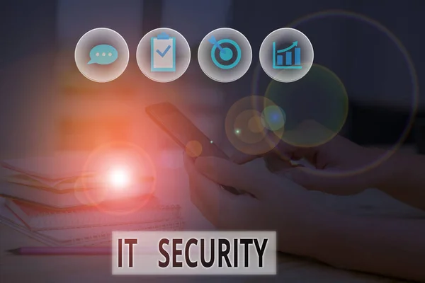 Texto de escritura de palabras It Security. Concepto de negocio para la protección de datos o activos digitales contra el acceso no autorizado . — Foto de Stock