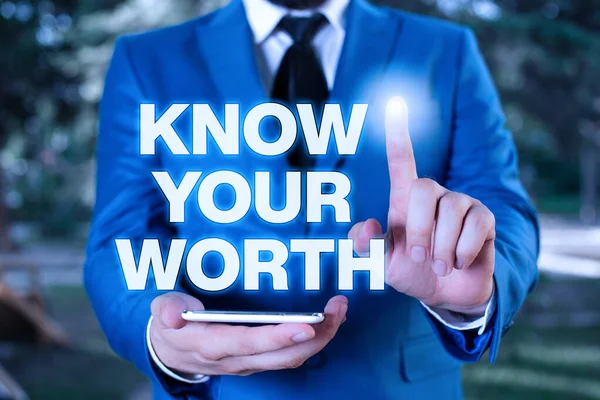 Konceptuální rukopis ukazující Know Your Worth. Obchodní foto showcasing Mějte na paměti demonstrační hodnotu Zasloužený příjem plat dávky Podnikatel s ukazováčkem před ním. — Stock fotografie