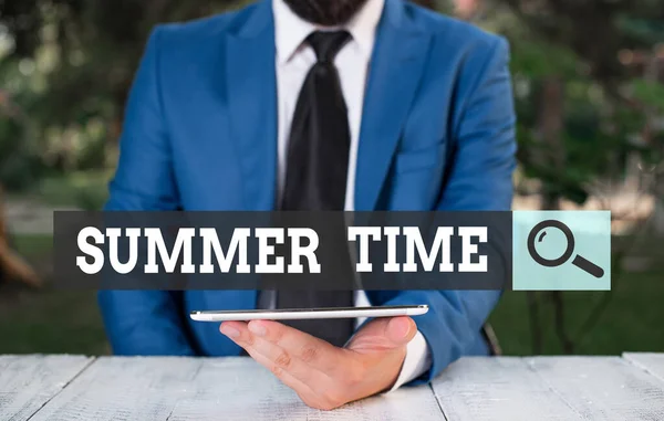 Píšu text Summer Time. Obchodní koncept pro nejteplejší sezónu v roce Letní sezóna nebo období jako v létě Podnikatel s mobilním telefonem v ruce. — Stock fotografie