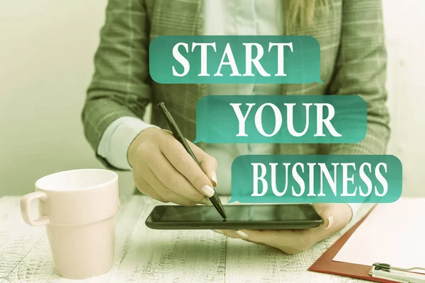 Написание заметки, показывающей Start Your Business. Представление бизнес-фото в новом венчурном бизнесе Создание новых продуктов Бизнес-концепция с мобильным телефоном в руке . — стоковое фото