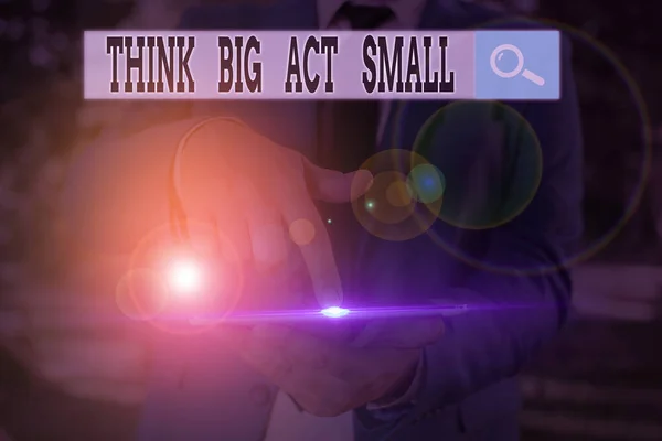 Signo de texto que muestra Think Big Act Small. Foto conceptual Grandes metas ambiciosas Tome pequeños pasos uno a la vez . —  Fotos de Stock