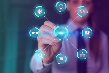 Modern teknoloji akıllı aygıtında ağ sisteminin fotoğrafı. Şematik ağ haberleşme bilgisinin resimli resim simgesi