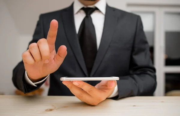 Hombre ropa de trabajo formal desgaste humano que presenta la presentación de dispositivo de teléfono inteligente de alta tecnología. Hombre vestido con traje de trabajo más corbata mostrando un pequeño teléfono móvil de alta tecnología —  Fotos de Stock