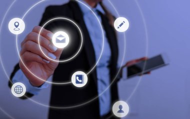 Kadın insan en son gelişmiş cihazlar kullanarak bir sunum sunuyor. Kadın nasıl akıllı gadget nasıl çalıştığını tanıtan resmi çalışma elbisesi giymek. modern yaşam fotoğrafı.