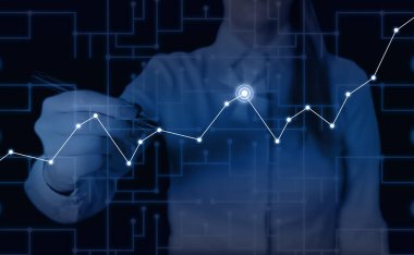 Kadın insan en son gelişmiş cihazlar kullanarak bir sunum sunuyor. Kadın nasıl akıllı gadget nasıl çalıştığını tanıtan resmi çalışma elbisesi giymek. modern yaşam fotoğrafı.