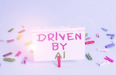 A1 Tarafından Sürülen Sözcük Yazma Metni. Toplumda kaliteli bir sürücü tarafından kontrol edilen ya da taşınan iş konsepti Renkli mandal dikdörtgen şekilli kağıt açık mavi arkaplan.