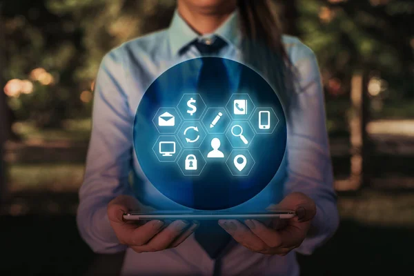 Mujer humana presentando una presentación utilizando los últimos dispositivos sofisticados. La mujer usa un traje de trabajo formal que presenta cómo funciona el gadget inteligente. foto de la vida moderna . — Foto de Stock