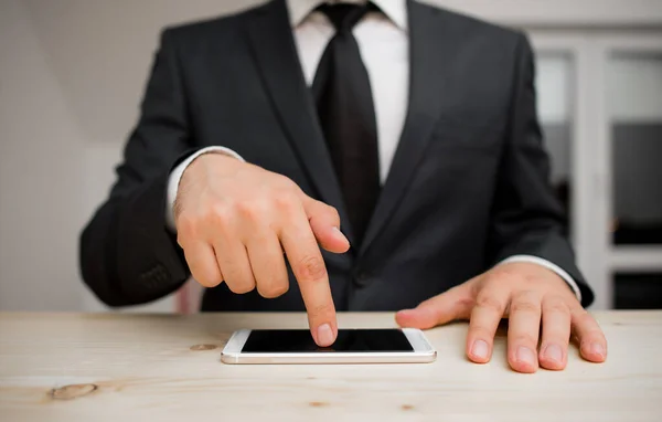 Hombre ropa de trabajo formal desgaste humano que presenta la presentación de dispositivo de teléfono inteligente de alta tecnología. Hombre vestido con traje de trabajo más corbata mostrando un pequeño teléfono móvil de alta tecnología — Foto de Stock