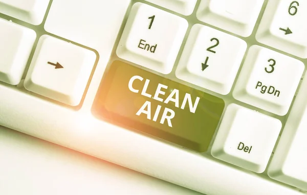 Schrijfbriefje met Schone lucht. Zakelijke foto presentatie van lucht die geen schadelijke niveaus van vuil en chemicaliën in zich heeft Witte pc toetsenbord met nota papier boven de witte achtergrond. — Stockfoto