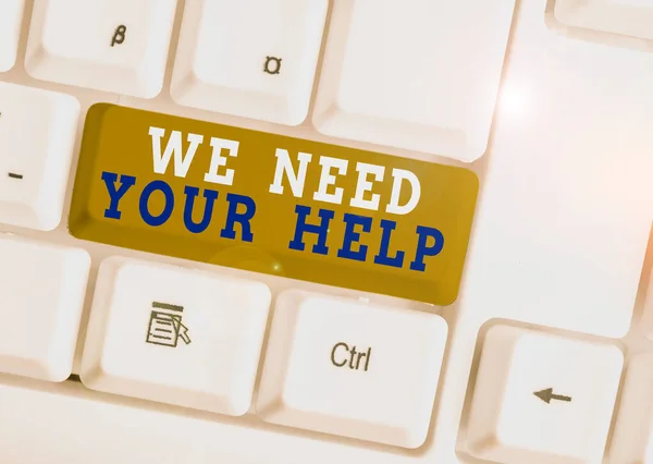 私たちはあなたの助けが必要です。サービス支援のためのビジネスコンセプト利用可能な利点援助助成金白い背景キーコピースペースの上に空のノート紙と白いPCキーボード. — ストック写真
