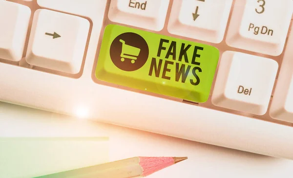 Notizen, die Fake News zeigen. Geschäftsfotos, auf denen zu sehen ist, dass die Medien Informationen geben, die nicht wahr sind. — Stockfoto