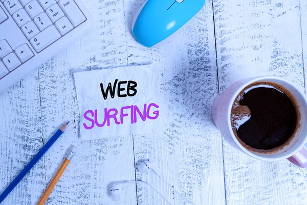 Manuscrito texto escrevendo Web Surfing. Conceito que significa saltar ou navegar de página em página na internet dispositivos tecnológicos da página web colorido lembrete papel escritório suprimentos teclado mouse . — Fotografia de Stock