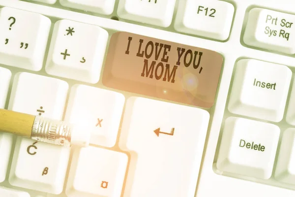 Texto de escritura de palabras I Love You Mom. Concepto de negocio para el mensaje de amor sentimientos emocionales afecto cálida declaración Teclado de PC blanco con papel de nota vacío por encima del espacio de copia de clave de fondo blanco . — Foto de Stock