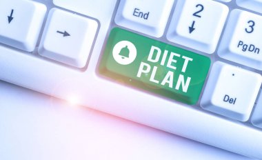 Diyet Planı 'nı gösteren kavramsal el yazısı. İş fotoğrafı metni sağlıklı beslenme alışkanlığı için detaylı bir teklif beyaz arkaplan üzerinde not kağıdı ile beyaz pc klavye.