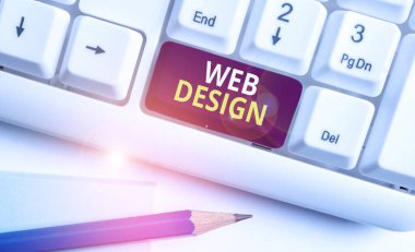 Web Tasarımı 'nı gösteren kavramsal el yazısı. İş fotoğrafı metni web sitesi geliştirme tasarımı ve web siteleri oluşturma süreci beyaz arkaplan üzerinde nota kağıdı ile beyaz pc klavye.