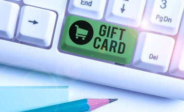 Hediye kartını gösteren bir not yazıyorum. İş fotoğrafı gösterimi. Genellikle mesajınızı içeren kağıttan yapılmış bir hediye..