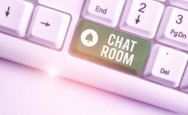 Sohbet Odası 'nı gösteren kavramsal el yazısı. Kullanıcıların beyaz arkaplan üzerinde not kağıdı ile beyaz pc klavye iletişim kurdukları İnternet veya bilgisayar ağındaki iş fotoğrafı alanı.
