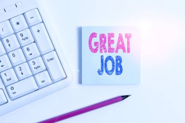 El yazısı harika bir iş. Kavram, birini çok iyi yaptığı bir şey için övmek anlamına gelir. Beyaz arka plan üzerinde boş kağıt ve kalem ile beyaz pc klavye.