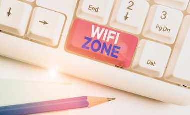 Wifi Zone 'un el yazısı. Kavram anlamı kablosuz yüksek hız internet ve ağ bağlantılarını beyaz arkaplan anahtar alanının üzerinde boş not kağıdı ile sağlarName.
