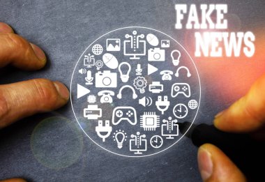 Sahte Haberler 'i yazan el yazısı. Bunun medya tarafından doğru olmadığını göstermek için bilgi vermek anlamında kavram.