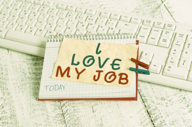 İşimi sevdiğimi gösteren kavramsal el yazısı. İş fotoğrafı metni İşgal defterinin içeriğinde yer alan günlük görevlerin keyfini çıkarırken çivili levha hafif ahşap broşlu hatırlatma çamaşır tokası.