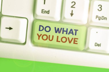 Sevdiğin şeyi yap yazan bir mesaj. Kavramsal fotoğraf eğlenceli şeyleri motive edici aktiviteler yapar..