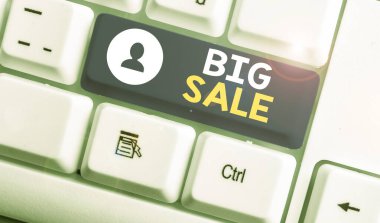 El yazısı metni Big Sale. Kavram demek, ürünleri indirime sokmak demek. Büyük fiyat Kara Cuma..