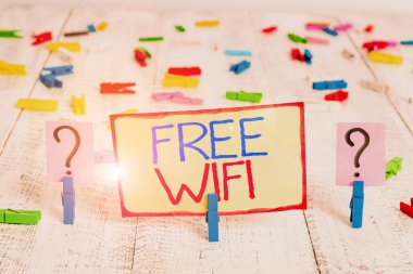 Kelime yazma metni Free Wiifi. Halka açık yerlerde internete bağlanmak için kullanılan iş konsepti. Tahta masaya askılı karalamalar ve kağıt parçalarını ödemeden..