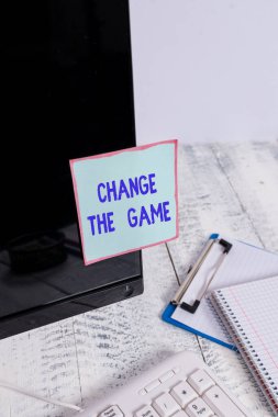El yazısı metni Oyunu Değiştir. Kavram demek, bir hareketi farklı bir şey yapmak yeni stratejiler yapmak demek. Klavye ve durağan yakınında siyah bilgisayar ekranına yapıştırılmış not kağıdı.
