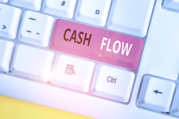 Fogalmi kézírás, ami Cash Flow-t mutatja. Üzleti fotó szöveg Mozgása a pénzt, és ki érintő likviditás Fehér PC billentyűzet jegyzet papír felett a fehér háttér. — Stock Fotó