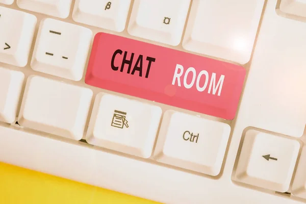 Scrittura concettuale a mano che mostra Chat Room. Area di testo per foto aziendali su Internet o rete di computer in cui gli utenti comunicano Tastiera bianca per pc con carta da lettere sopra lo sfondo bianco . — Foto Stock